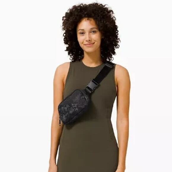 Lululemon Everywhere Belt Bag Black Gray Camo Pockets Keys Fanny Pack Handbag - Picture 4 of 5